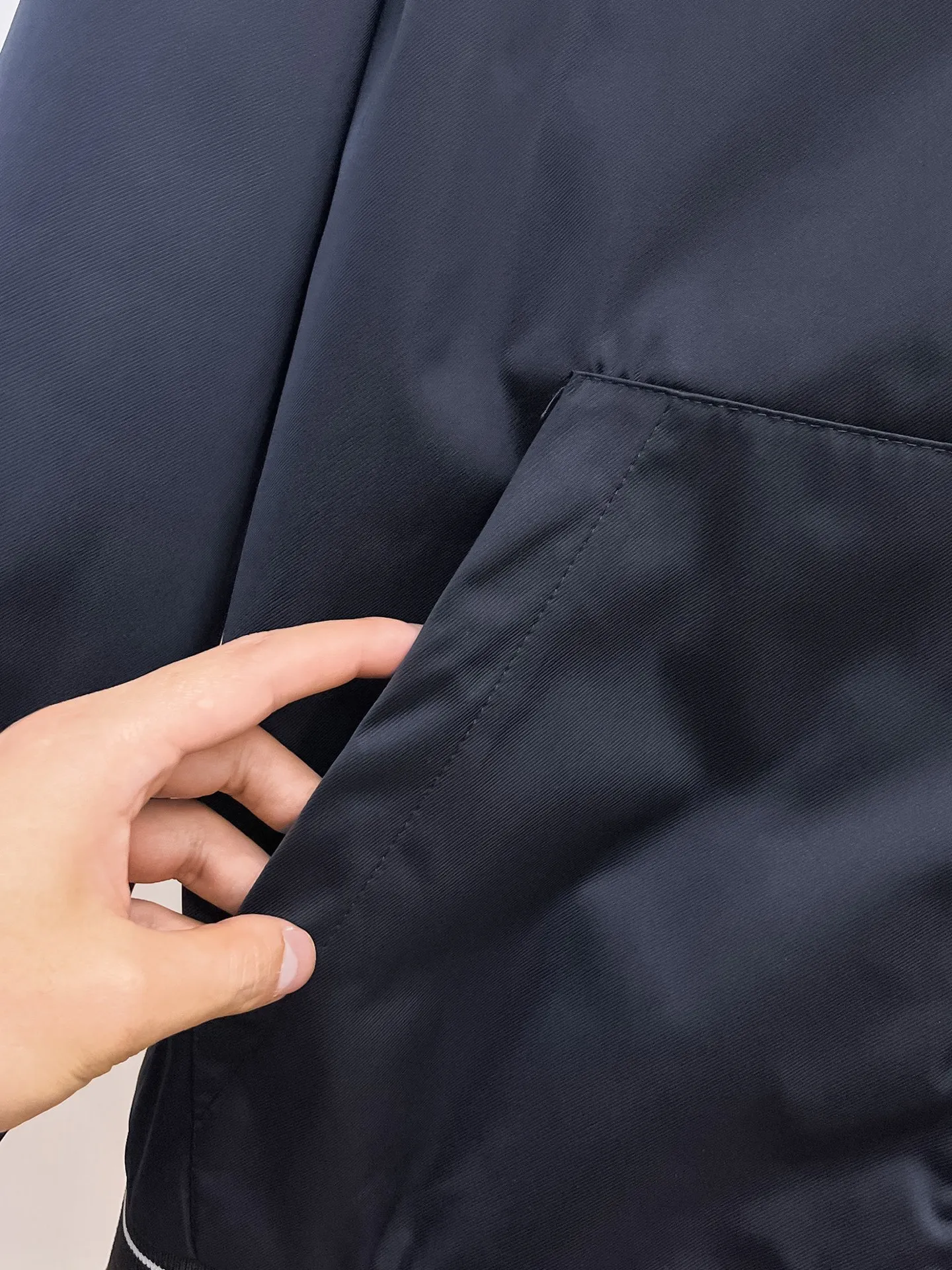 Armani official website Same Style, complete with three labels, on sale in advance. 2026 Autumn and Winter New Arrival men's jacket, Original with complete three labels, Premium version. Custom-made fabrics at the counter. Breathable, high comfort, impeccable details, brand element design concept, reflecting high quality. It feels delicate and soft, presents a casual cut, and has a great upper body shape. Sizes: M～3XL,